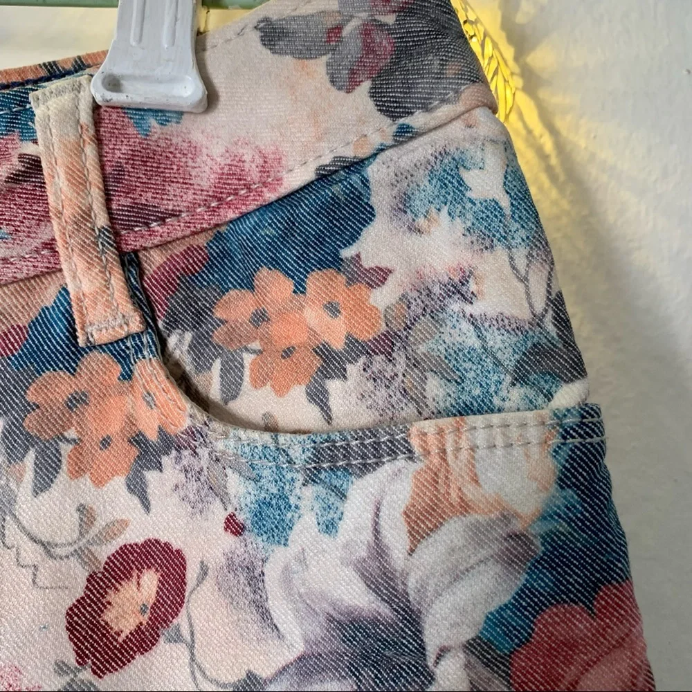 🌸 ZARA Floral Stretchable Denim Shorts in Pastel English Colours - Picture 5 of 10